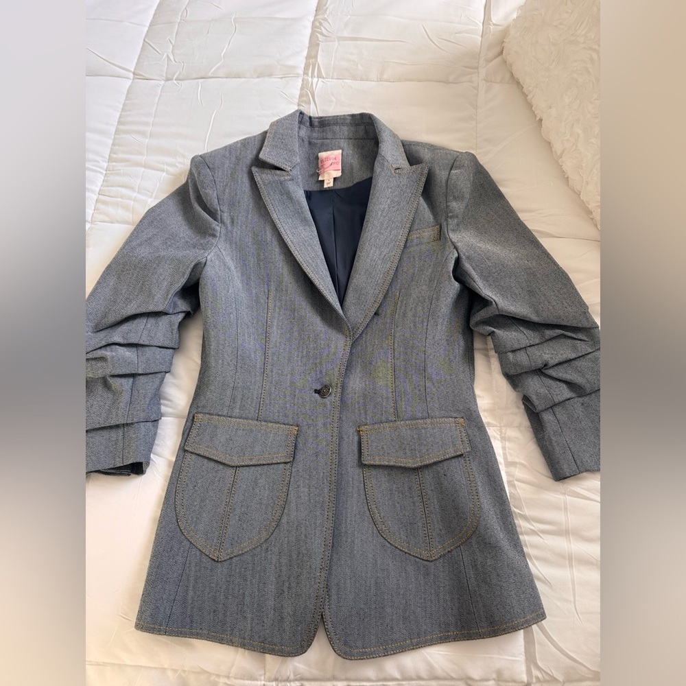 Cinq à Sept Pant Suit.
Tailored. Timeless. Tre Chic.